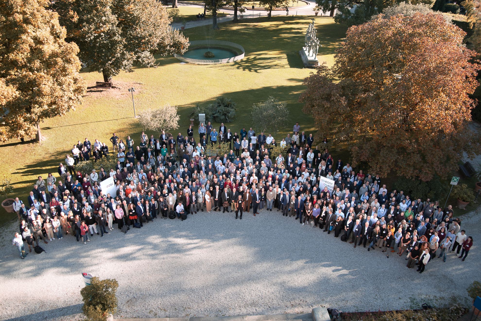 More than 500 people present at the EOSC Symposium 2026 sharing a picture together.