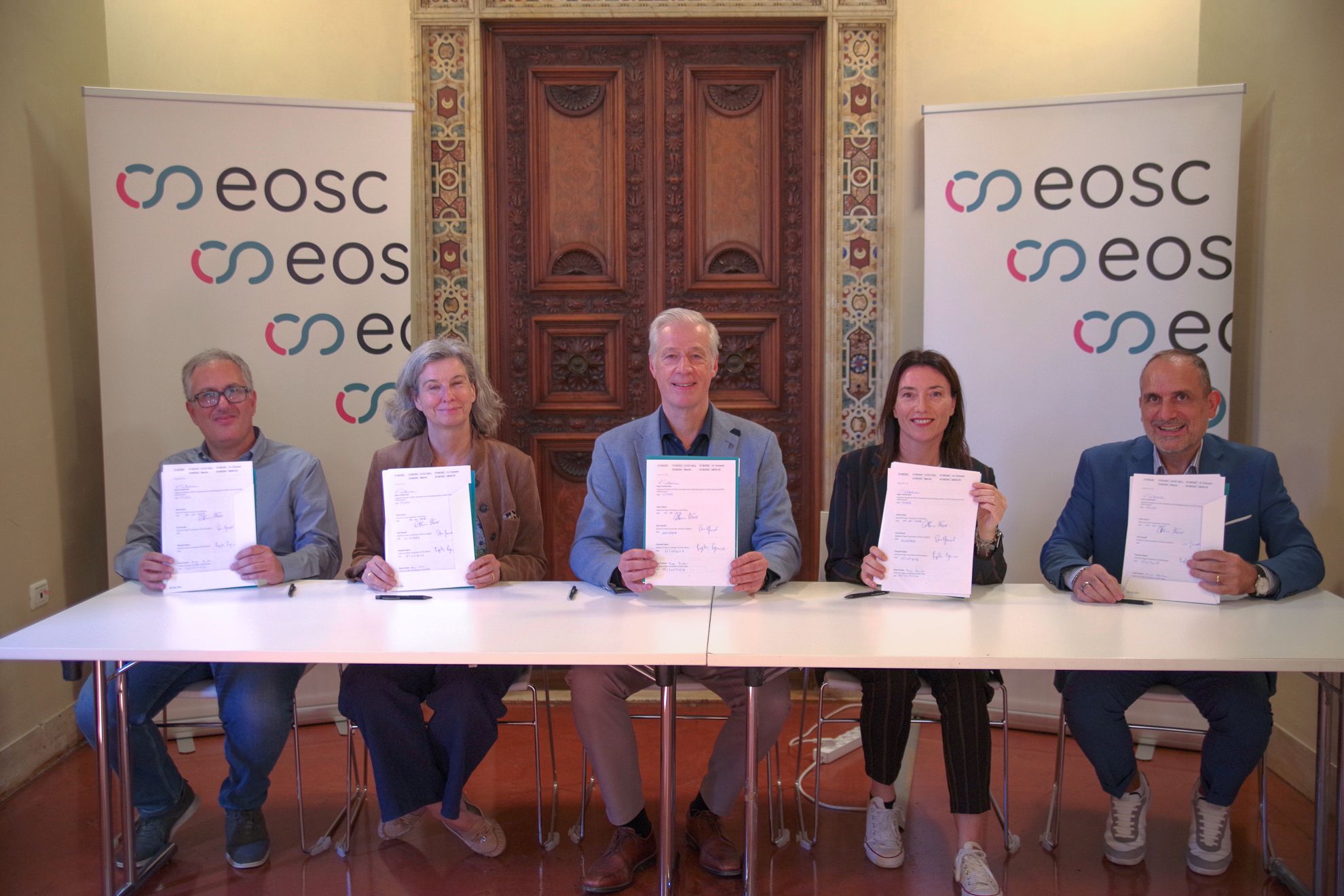  From left to right: Diego Scardaci (EGI, EOSCMESH), Cathrin Stöver (GÉANT, EOSC4ALL), Klaus Tochtermann (EOSC Association), Sara Garavelli (CSC, EOSC-CONNECT), Pasquale Pagano (CNR-ISTI, EOSC-MARINE) signing the MoU.